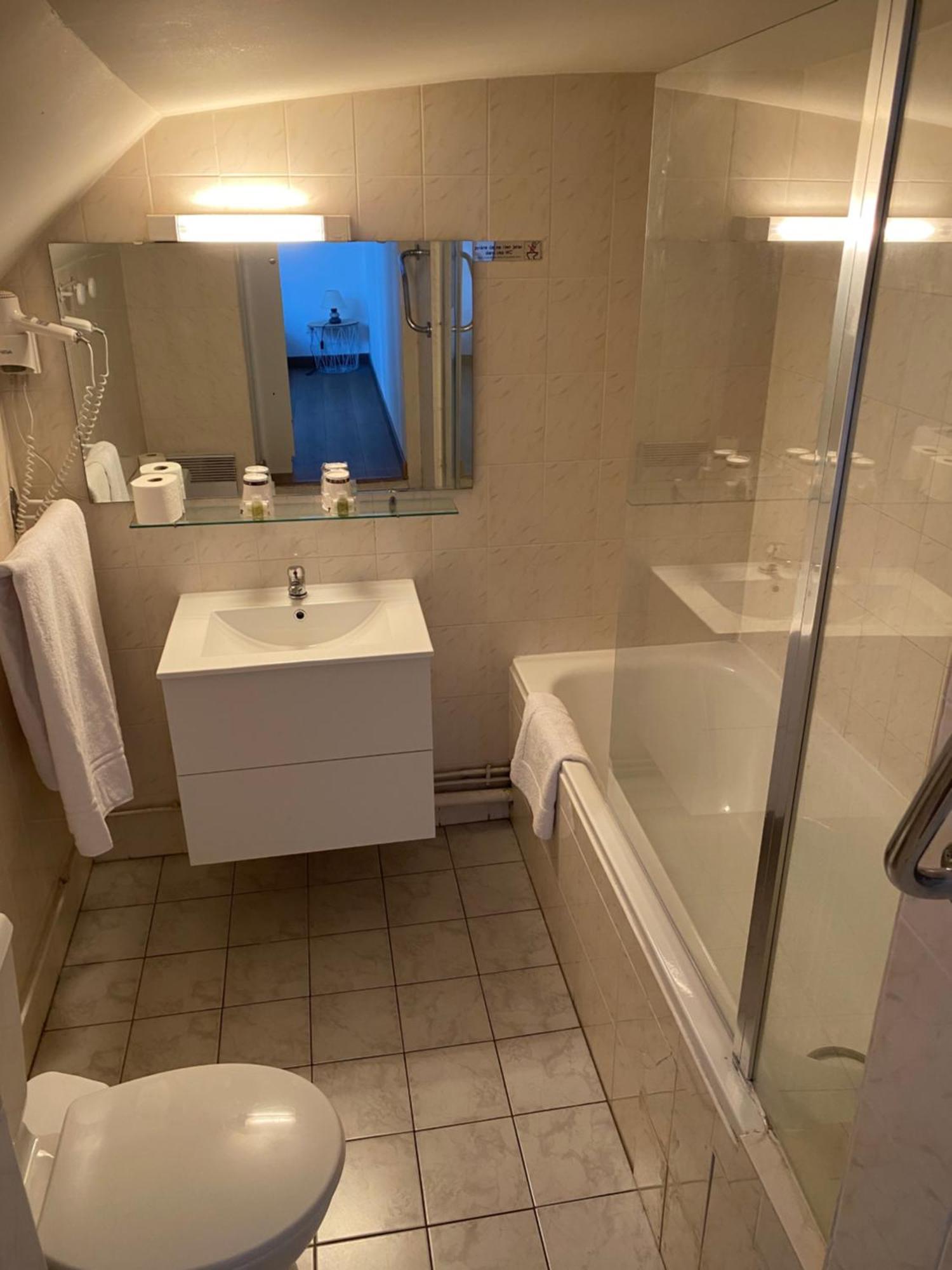 Hotel-Restaurant Les Trois Maures Verdun-sur-le-Doubs Room photo